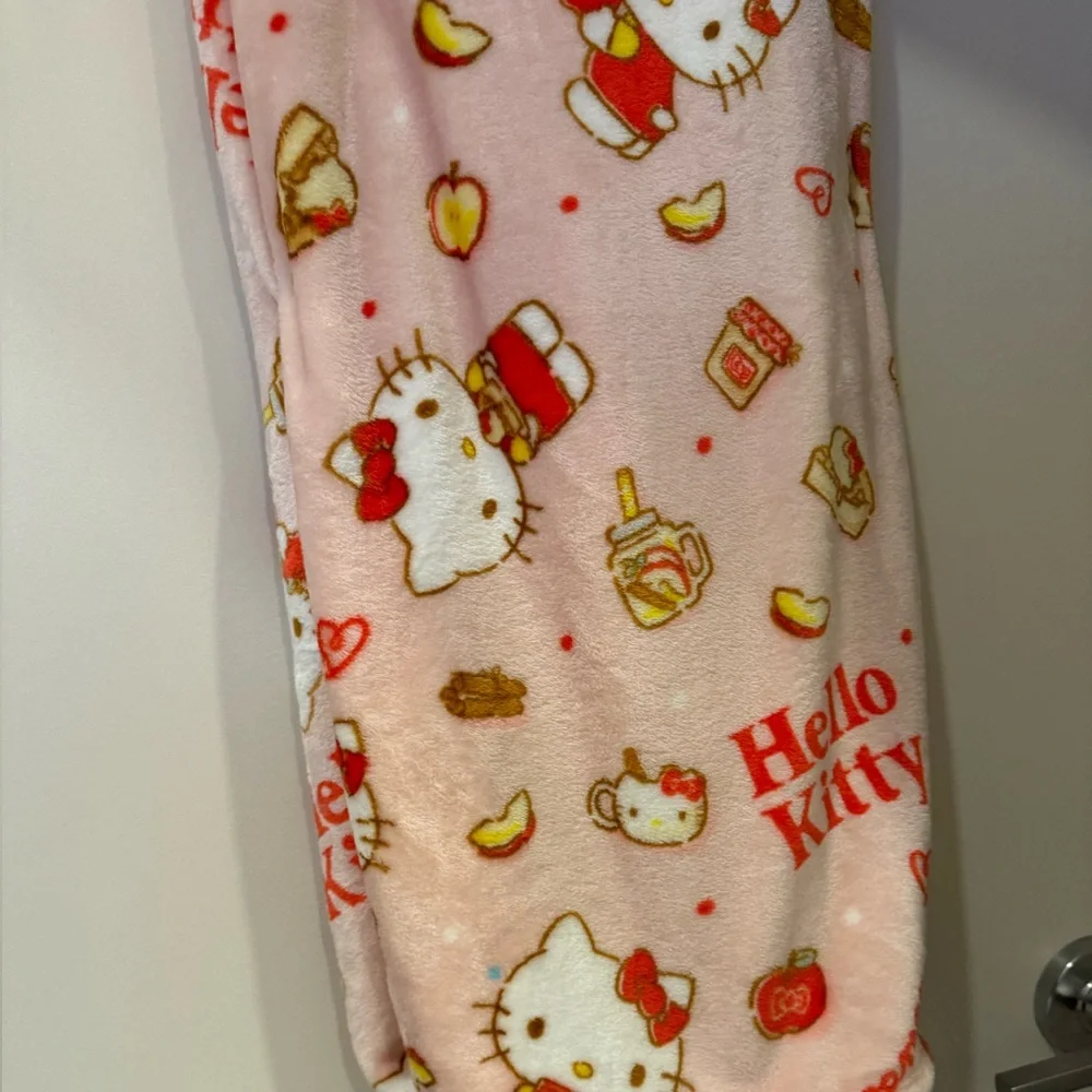 Hello Kitty Candy Apple Blanket - Picture 2 of 3